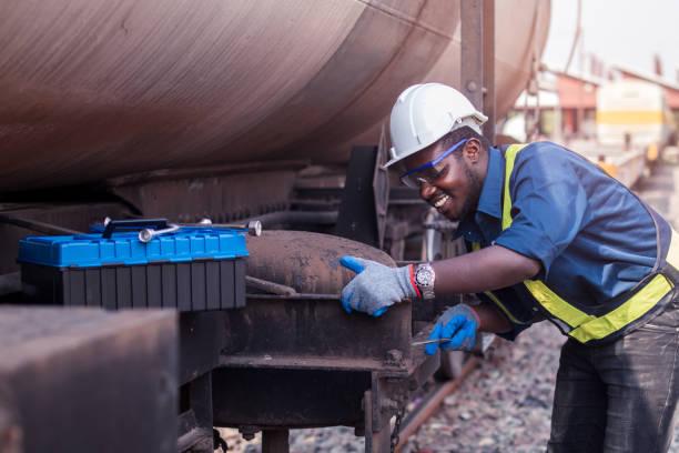 IN-HOUSE MAINTENANCE. Effectively track labor, parts and inventory from issue creation to resolution;